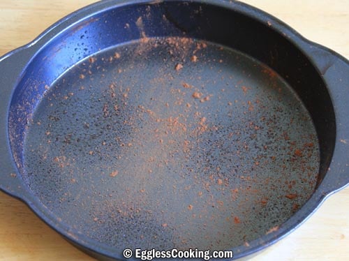 Sprinkle cocoa powder on the baking pan.
