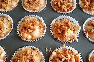 Sprinkle streusel topping.