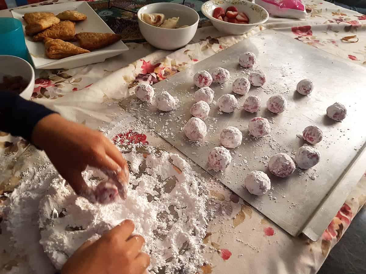 Roll the balls in icing sugar