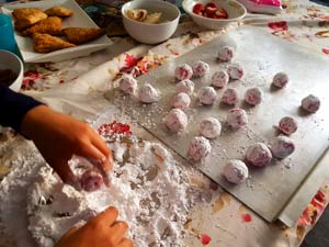 Roll the balls in icing-sugar