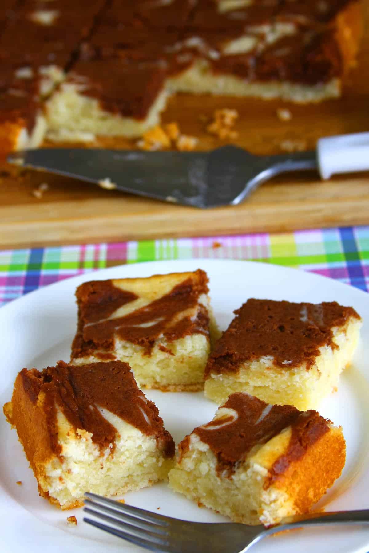 Eggless marble cake